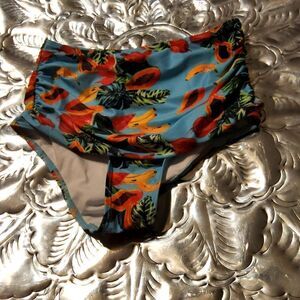 High-waisted bikini bottom size small, brand new,so cute!